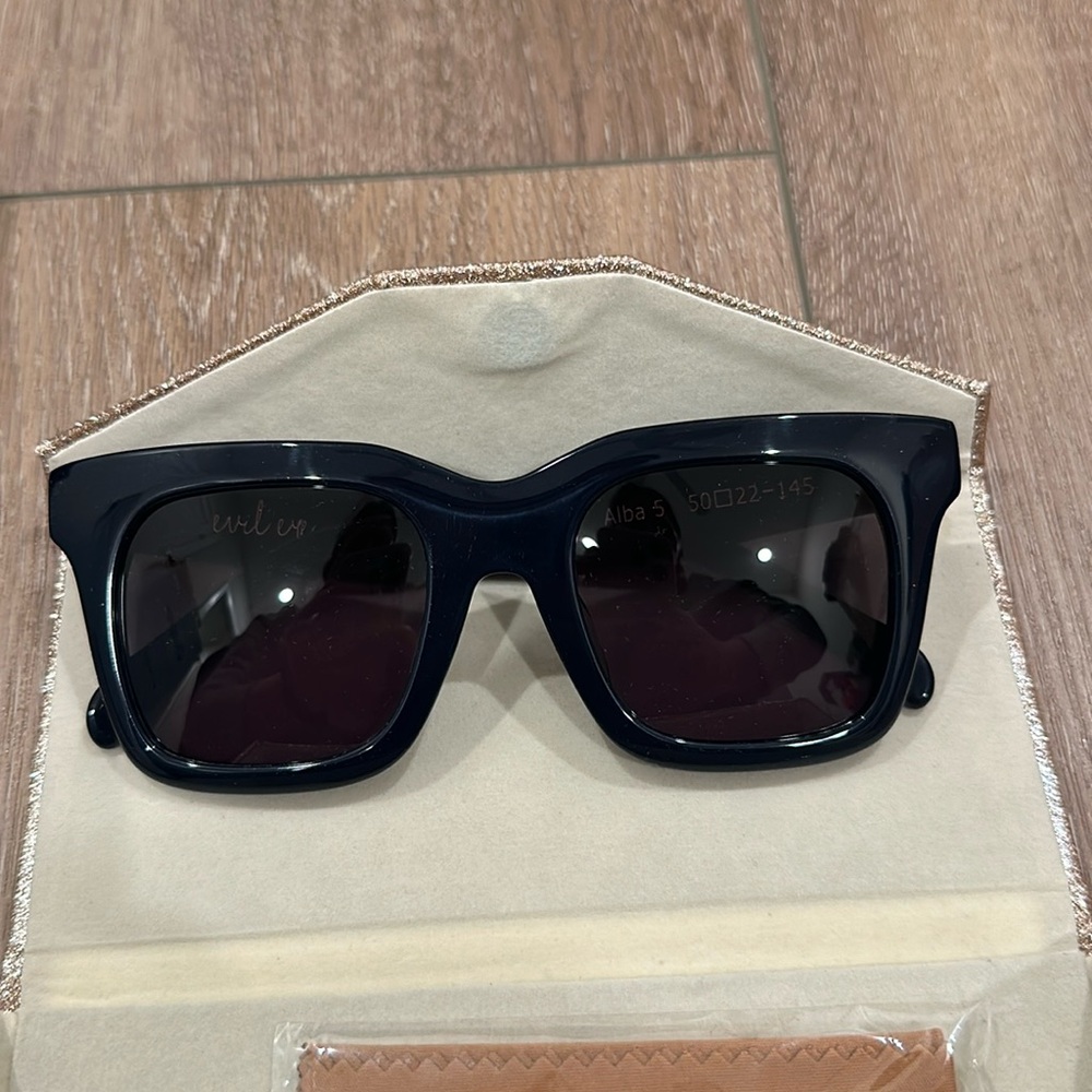 BRAND NEW NAVY BLUE SUNGLASSES